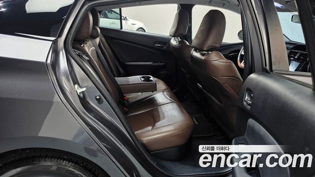 Toyota Prius 2017 — photo 12