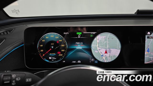 Mercedes-Benz EQC 2020 — photo 11