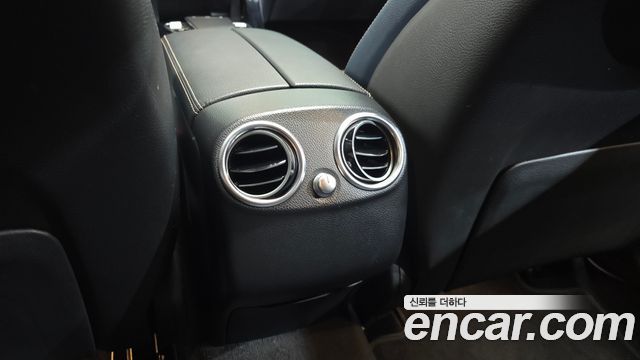 Mercedes-Benz EQC 2020 — photo 30