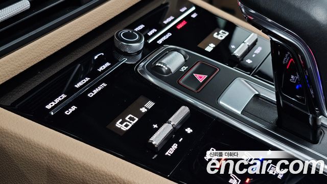Porsche Cayenne 2021 — photo 30