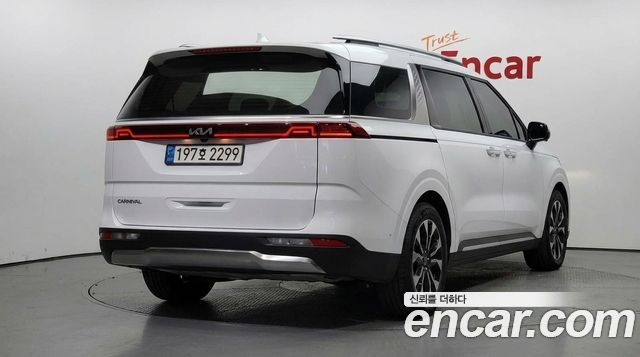 Kia Canival 2023 — photo 2