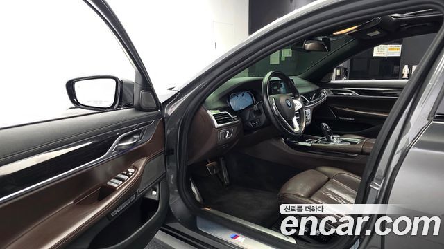 BMW 7-Series 2018 — photo 10