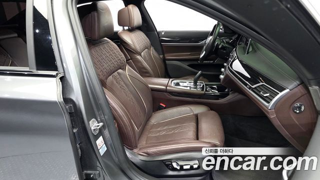 BMW 7-Series 2018 — photo 11