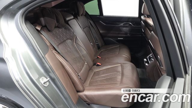 BMW 7-Series 2018 — photo 12