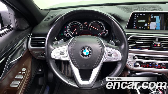 BMW 7-Series 2018 — photo 13