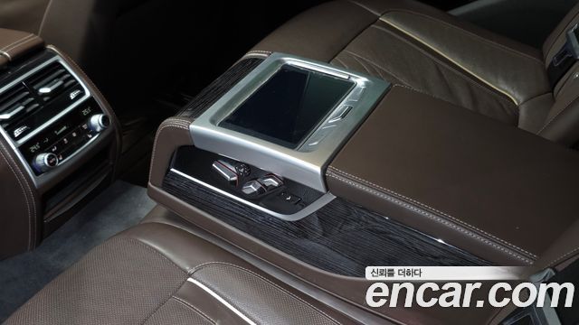 BMW 7-Series 2018 — photo 17
