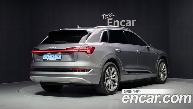Audi e-tron 2023 — photo 2