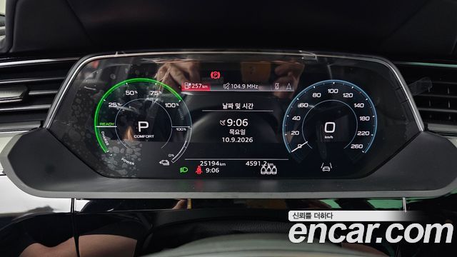 Audi e-tron 2023 — photo 8