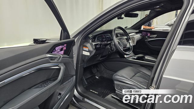 Audi e-tron 2023 — photo 10