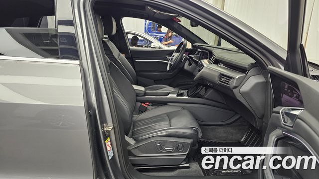 Audi e-tron 2023 — photo 11