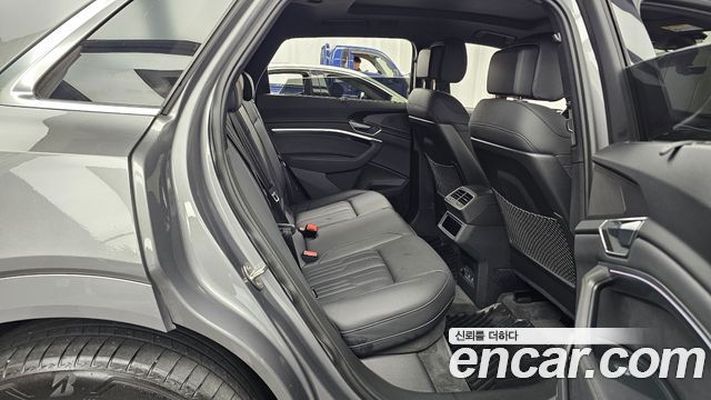 Audi e-tron 2023 — photo 12