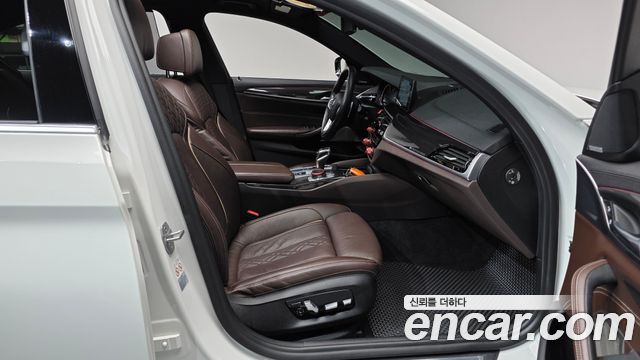 BMW 5-Series 2018 — photo 17