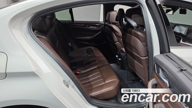 BMW 5-Series 2018 — photo 18