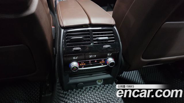 BMW 5-Series 2018 — photo 24