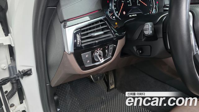 BMW 5-Series 2018 — photo 27