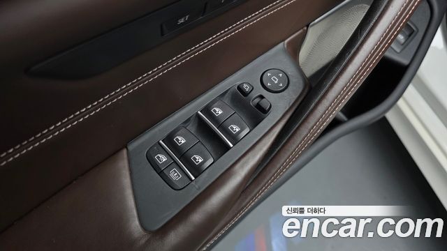 BMW 5-Series 2018 — photo 30