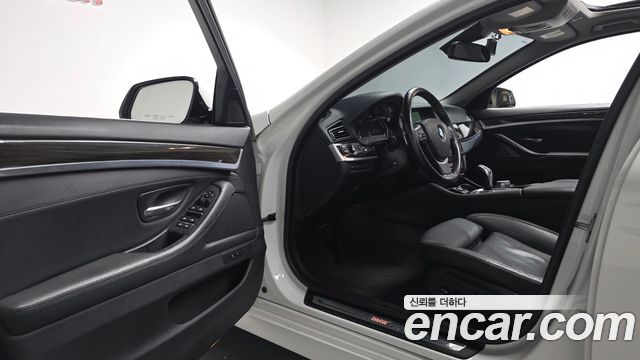 BMW 5-Series 2015 — photo 13