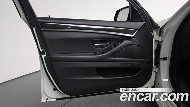 BMW 5-Series 2015 — photo 14