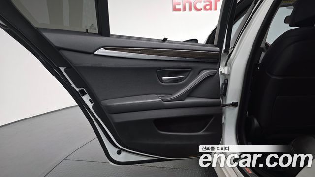 BMW 5-Series 2015 — photo 15
