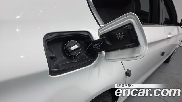 BMW 5-Series 2015 — photo 28