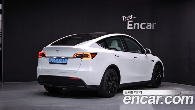 Tesla Model Y 2024 — photo 2