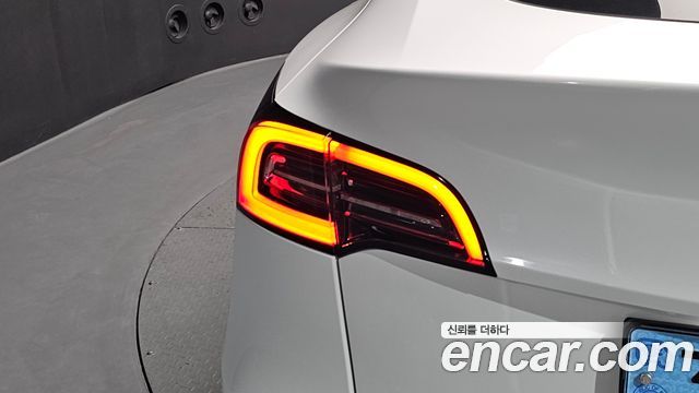 Tesla Model Y 2024 — photo 9