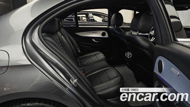 Mercedes-Benz E-Class 2020 — photo 18