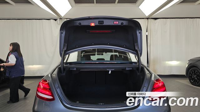Mercedes-Benz E-Class 2020 — photo 26