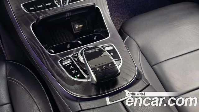 Mercedes-Benz E-Class 2020 — photo 28