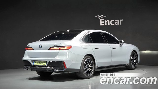 BMW 7-Series 2025 — photo 2