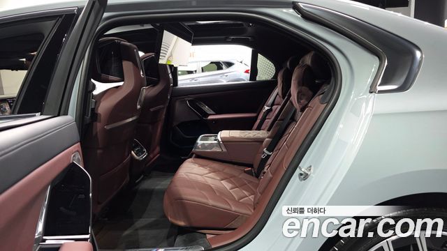 BMW 7-Series 2025 — photo 12