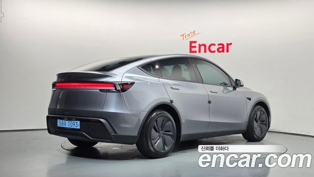 Tesla Model Y 2025 — photo 2