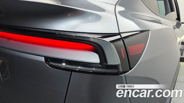 Tesla Model Y 2025 — photo 9