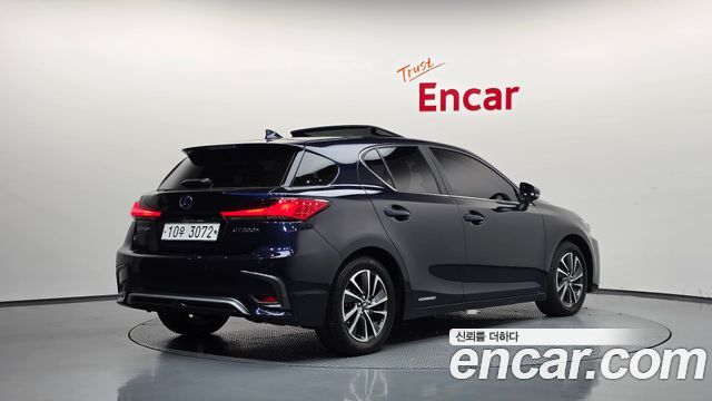 Lexus CT200h 2018 — photo 2