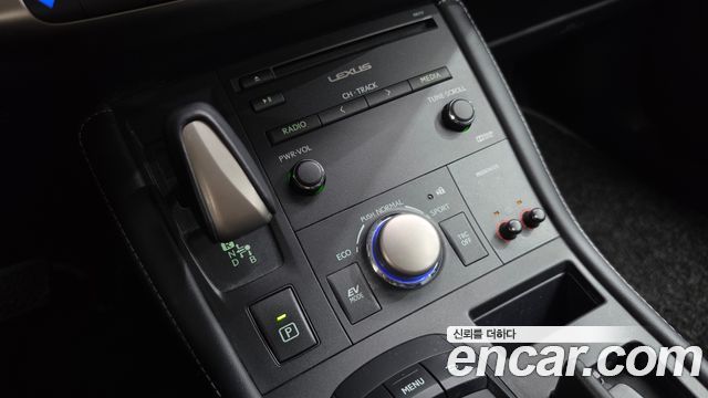 Lexus CT200h 2018 — photo 12