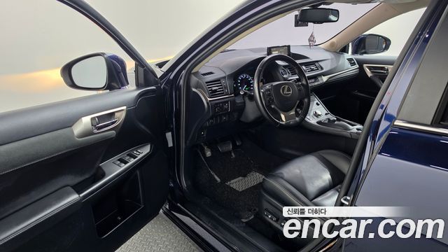 Lexus CT200h 2018 — photo 13