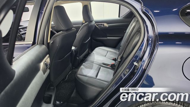 Lexus CT200h 2018 — photo 17