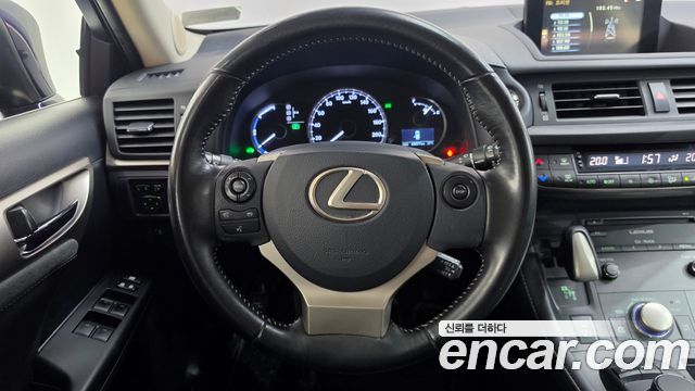 Lexus CT200h 2018 — photo 18