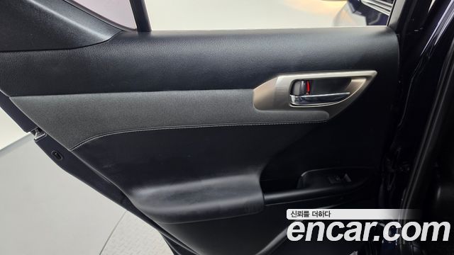 Lexus CT200h 2018 — photo 15