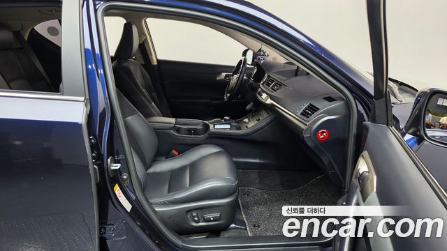 Lexus CT200h 2018 — photo 16