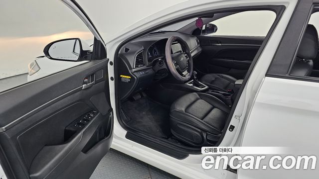 Hyundai AVANTE 2018 — photo 13