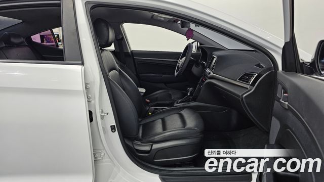Hyundai AVANTE 2018 — photo 17