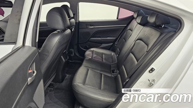 Hyundai AVANTE 2018 — photo 18