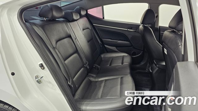 Hyundai AVANTE 2018 — photo 16