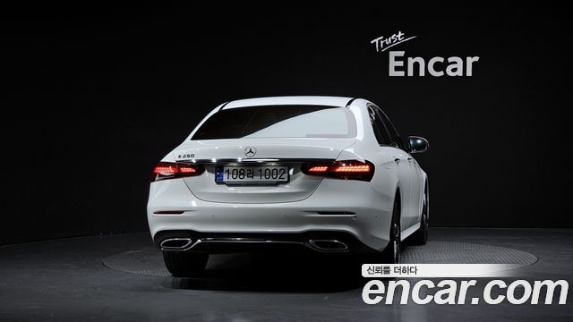 Mercedes-Benz E-Class 2023 — photo 4