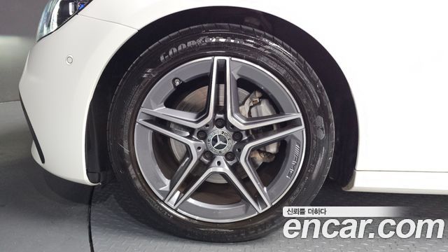 Mercedes-Benz E-Class 2023 — photo 5