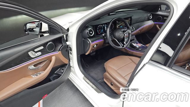 Mercedes-Benz E-Class 2023 — photo 13