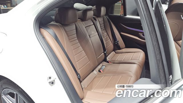 Mercedes-Benz E-Class 2023 — photo 17