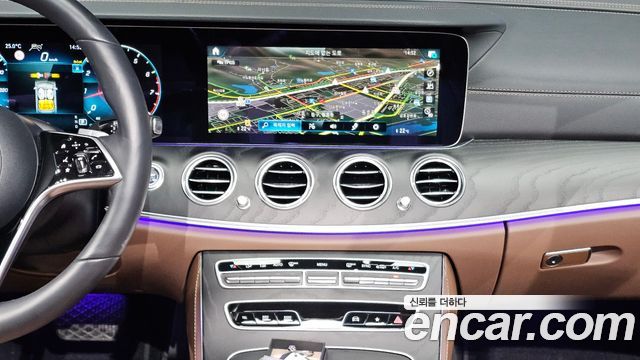 Mercedes-Benz E-Class 2023 — photo 18