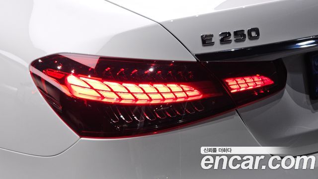 Mercedes-Benz E-Class 2023 — photo 9